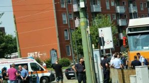 Milano: lascia la madre in auto, ruba un tram e inizia a guidarlo per la città