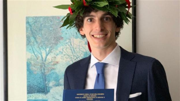 Massimo Stella, il figlio di uno dei primi medici deceduti per il coronavirus, si laurea in Medicina: "Dedicata a papà"