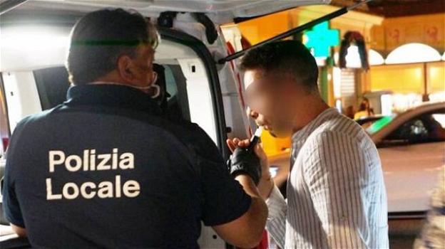Rimini: medico ubriaco in monopattino elettrico si schianta contro un’ambulanza