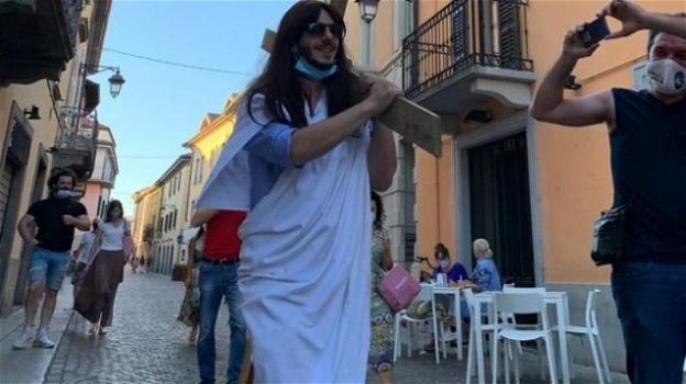 Treviglio, 33enne si traveste da Gesù per festeggiare i suoi anni: sfila in piazza con croce in spalla