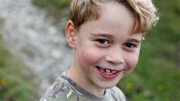 Il principe George compie 7 anni: indossa la maglia mimetica come suo papà William
