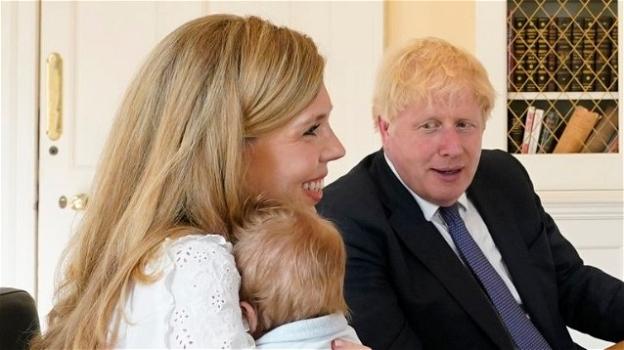 Crescono le teorie complottiste sul figlio di Boris Johnson: “Troppo grande per la sua età”
