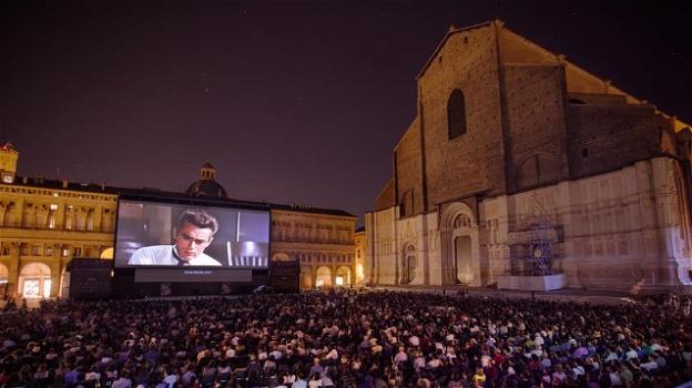 Bologna: cinema all’aperto in piazza, ma qualcuno proietta un film a luci rosse