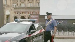 Proietta film a luci rosse in piazza a Bologna: l’autore lancia raccolta fondi per le sue spese legali