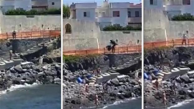 Napoli: scopre la moglie con l’amante in spiaggia e lancia lo scooter di lui dagli scogli