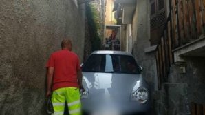Porsche rimane incastrata in un vicolo: colpa del navigatore