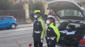 Va in banca per pagare una multa da 29€ e ne prende un’altra da 400 perché non mette la mascherina