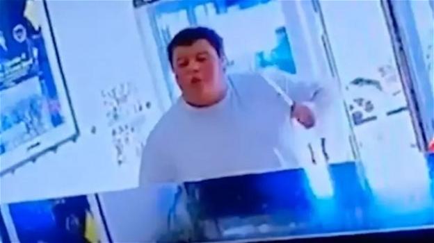 Swansea: ragazzo ubriaco minaccia lo staff agitando un coltello per avere patatine gratis