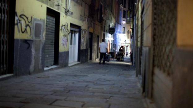 Genova: derubato per ben 3 volte in una sera, l’ultimo ladro lo abbraccia per consolarlo