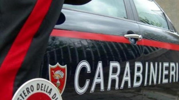 Va in carcere per aver rapinato una sua amica, quando esce torna da lei e la rapina di nuovo