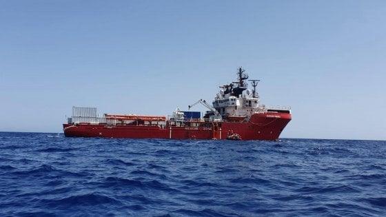 Ocean Viking, tensione a bordo. 5 migranti tentano il suicidio: “Serve porto sicuro adesso”