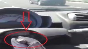Napoli, guida utilizzando una pinza al posto del volante: le immagini diventano virali