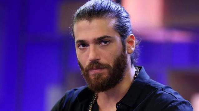 Can Yaman portato in tribunale da una ex collega a seguito di una lite