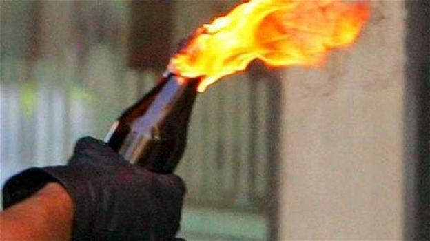 Udine: gli tagliano l’acqua perché non paga, porta molotov in comune e dice “tornerò col mitra”