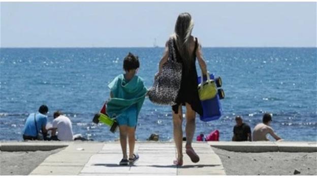 Chiede le distanze di sicurezza per il figlio immunodepresso: aggredita in spiaggia da due turiste