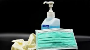 Gli italiani comprano sempre meno mascherine e igienizzanti