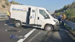 Foggia: assalto al portavalori sulla A14: sparatoria e diverse auto in fiamme