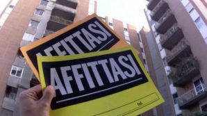 Ragazza cerca casa, ma non gliela affittano: