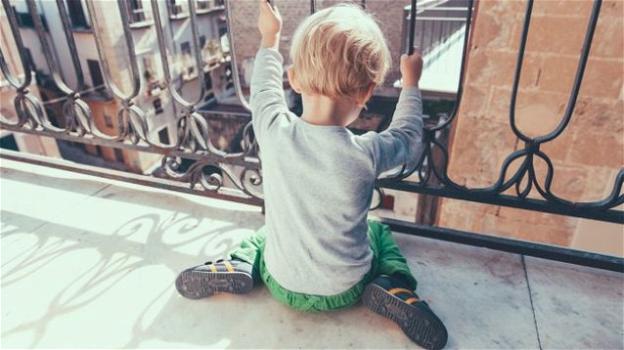 Rimini: mamma lascia tre figli piccoli da soli sul balcone di casa con la serranda chiusa