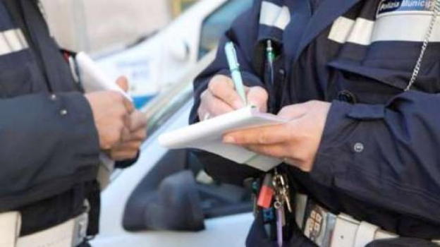 Bari, due minorenni aggrediscono i vigili supportate dalle madri: guidavano una bici taroccata