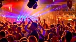 Coronavirus, salgono i contagi. Il governo chiude le discoteche e rimette l’obbligo delle mascherine