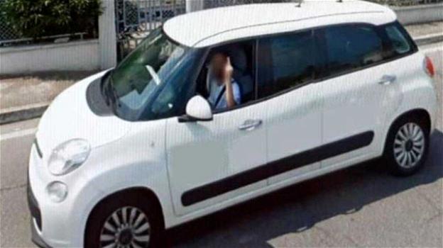 Brescia: fa il dito medio all’auto di Google street view e diventa l’idolo del paese