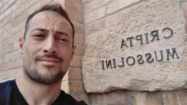 Scatta un selfie davanti alla cripta di Mussolini. Sospeso consigliere della Lega