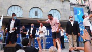 Matteo Salvini fischiato a La Spezia, lui risponde a tono: