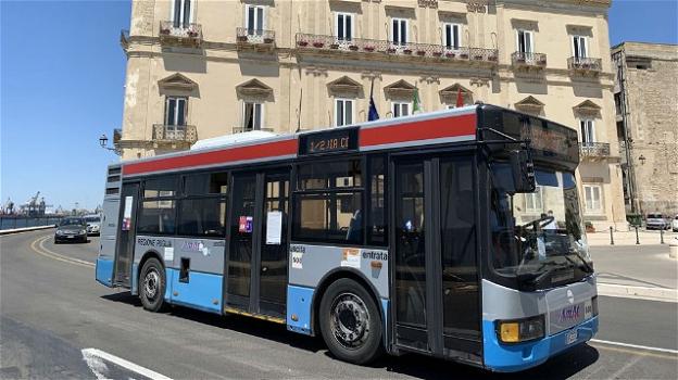 Taranto, rubano un bus di linea per andare al mare: è caccia ai ladri