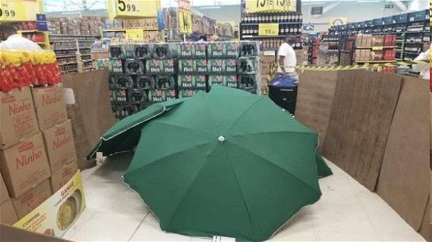 Brasile: morte di un dipendente. Il supermercato lo copre con gli ombrelloni