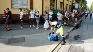Torino, ore di coda ed assembramenti per centinaia di turisti in attesa di fare il tampone per il Covid-19