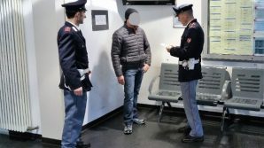 Milano centrale: in 24 ore ruba 2 portafogli, 3 bottiglie d’alcol e un paio di scarpe. Arrestato