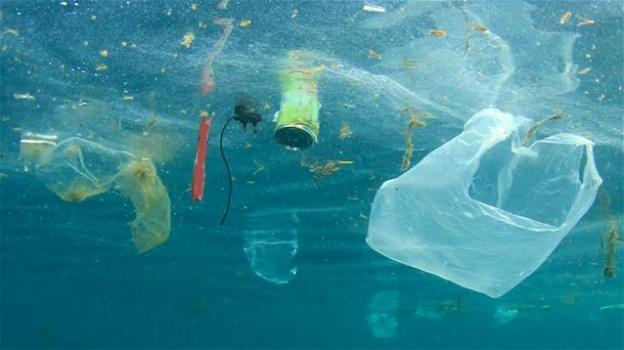 La tecnologia Clean Up non risolverà il problema della plastica negli oceani, lo dice uno studio