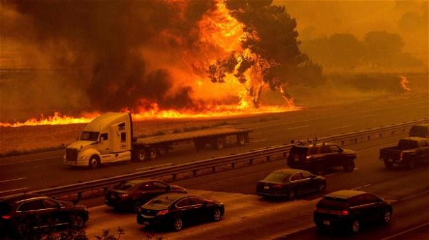 La California continua a bruciare, distrutti 400 mila ettari boschivi