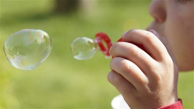 Ostia: lite per le bolle di sapone di un bambino autistico