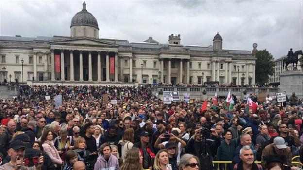 Londra: in migliaia in piazza contro il lockdown: “Il covid è una bufala, no a vaccini e mascherine”