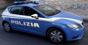 La moneta da 1 euro rimane incastrata nel carrello: uomo chiama la polizia