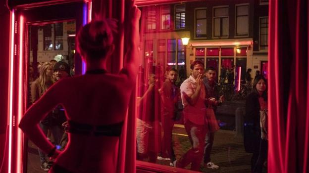 Amsterdam, addio al quartiere a luci rosse? L’Olanda discute la messa al bando del sesso a pagamento