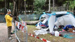 Morte a causa di un albero marcio le sorelline del campeggio a Marina di Massa