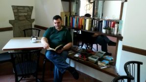 Palazzuolo sul Senio, mette i libri invece di slot nel bar: