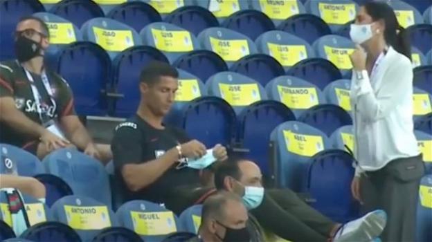 Cristiano Ronaldo non indossa la mascherina allo stadio: richiamato dalla hostess