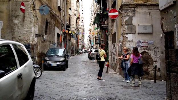 Napoli: gli inquilini non pagano l’affitto e lui li salda dentro casa