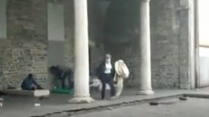 Como: l’assessora alle Politiche Sociali strappa via la coperta a un clochard