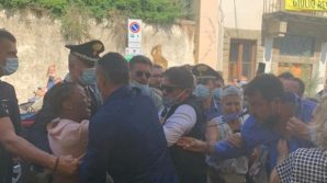 Matteo Salvini aggredito a Pontassieve da una ventenne del Congo