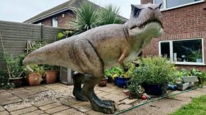 Compra per la moglie un T-REX di 3 metri a 2000 euro per abbellire il giardino