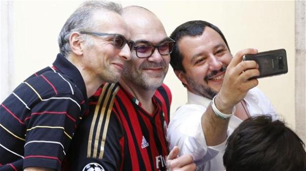 Bergamo, Salvini sofferente per una spalla indolenzita a causa dei numerosi selfie
