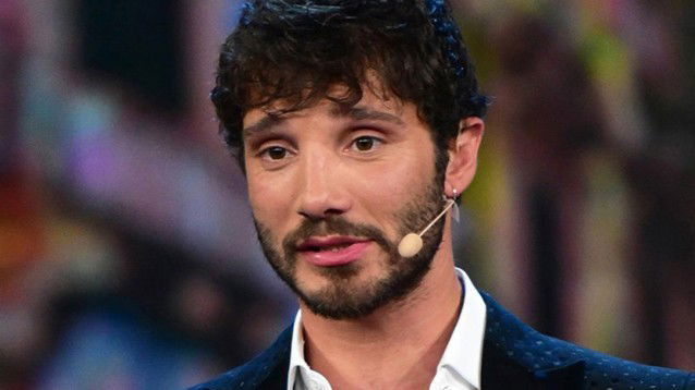 Stefano De Martino torna tra le braccia dell’ex i due paparazzati in auto insieme