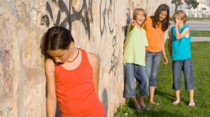 Tredicenne aggredita con calci e pugni dai bulli: la perseguitavano da un anno