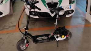 Milano, consegna cibo su monopattino con il motore di una motosega: multato
