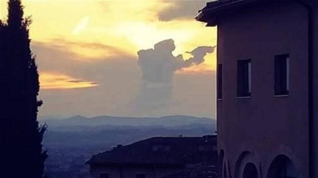 San Francesco predica agli uccelli: una foto lo ritrae tra le nuvole